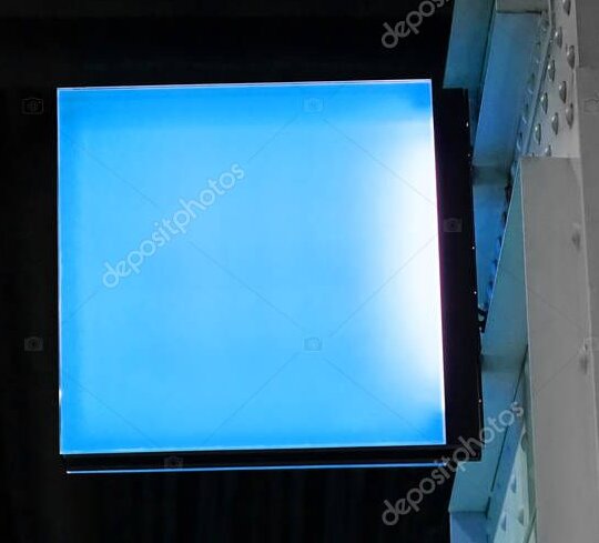 Insegna luminosa a cassonetto LED installata su facciata di negozio