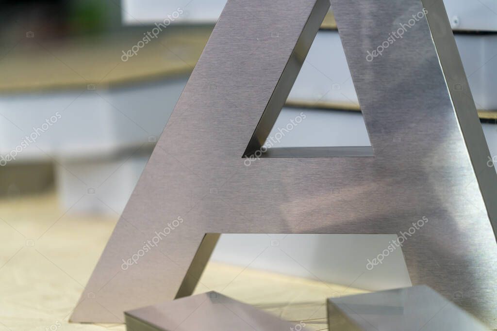 Lettere scatolate retroilluminate montate su parete esterna