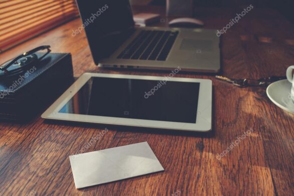 Gadget promozionali e adesivi personalizzati disposti su un tavolo