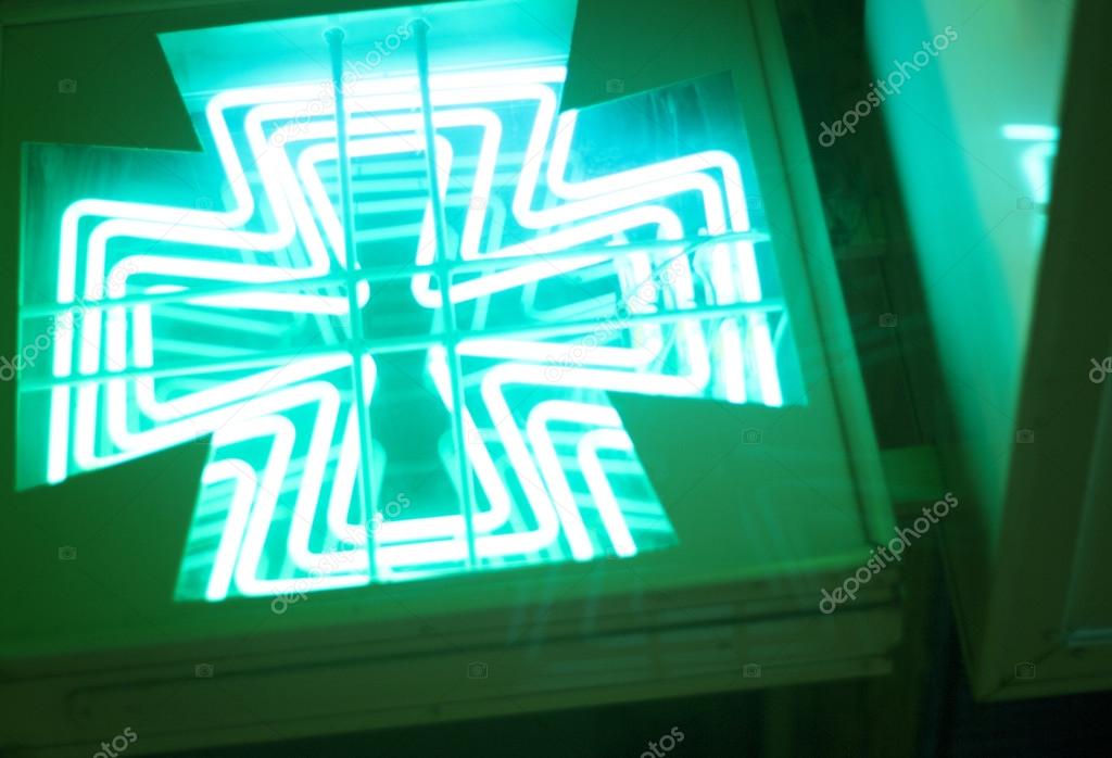 Insegna luminosa a LED accesa sulla facciata di un negozio
